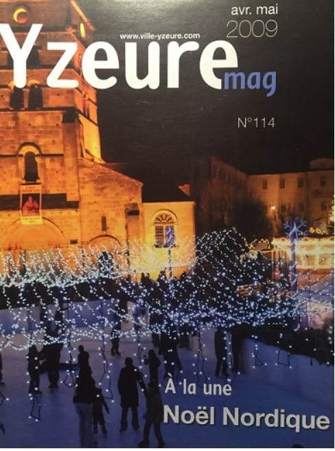 l'église était bien éclairée la preuve en 2009,il y avait même une patinoire 